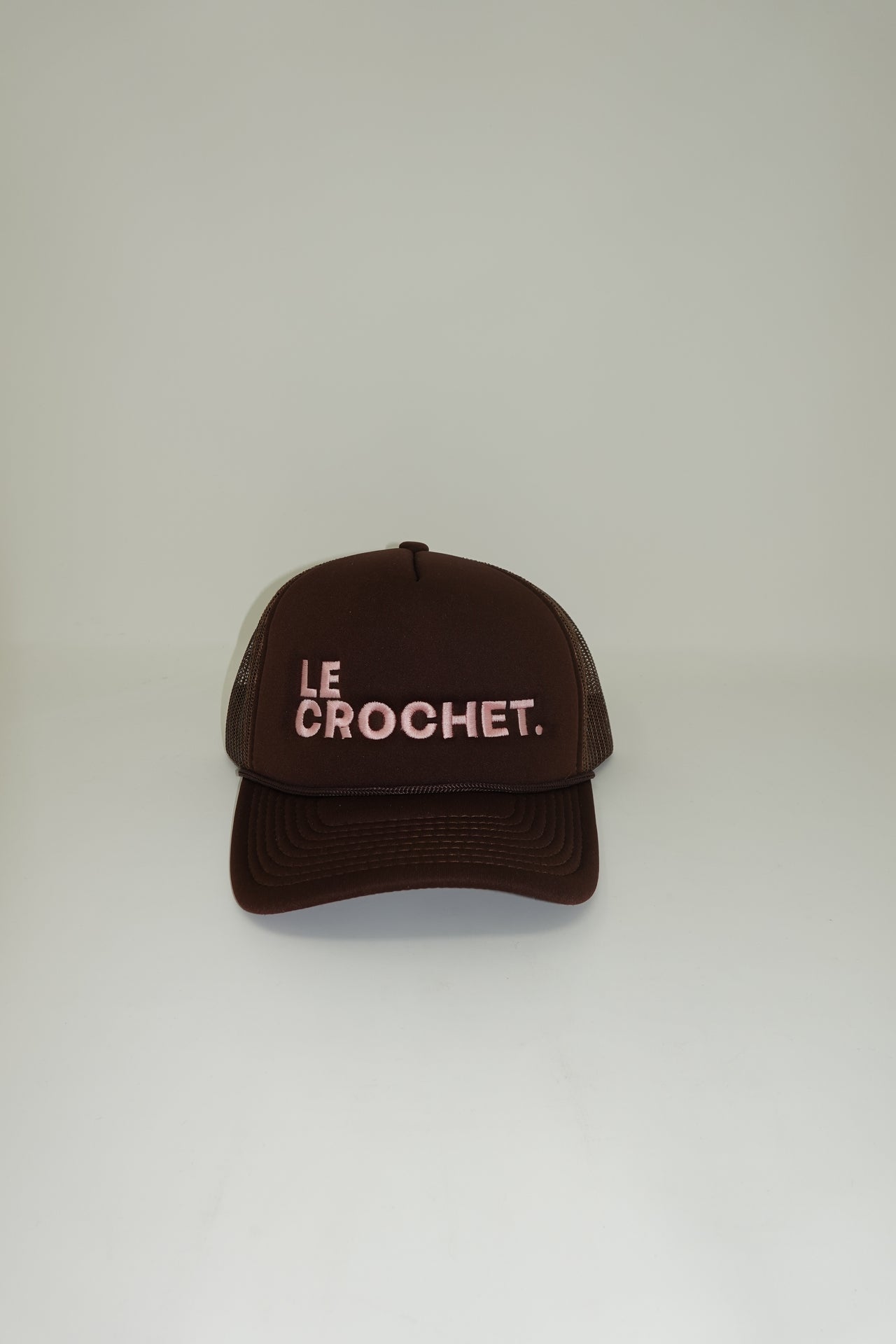 “LE CROCHET” BROWN TRUCKER HAT