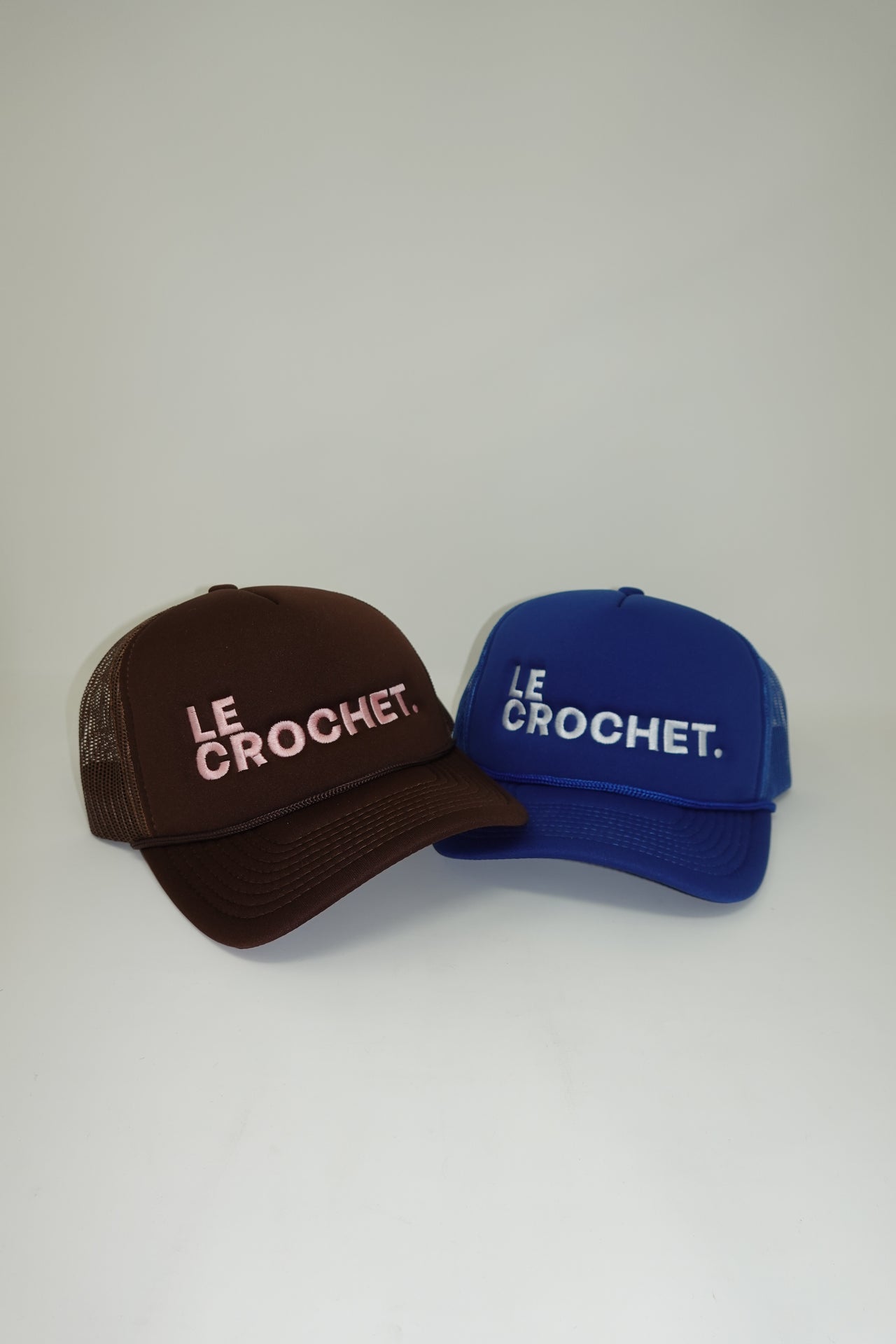 “LE CROCHET” BROWN TRUCKER HAT