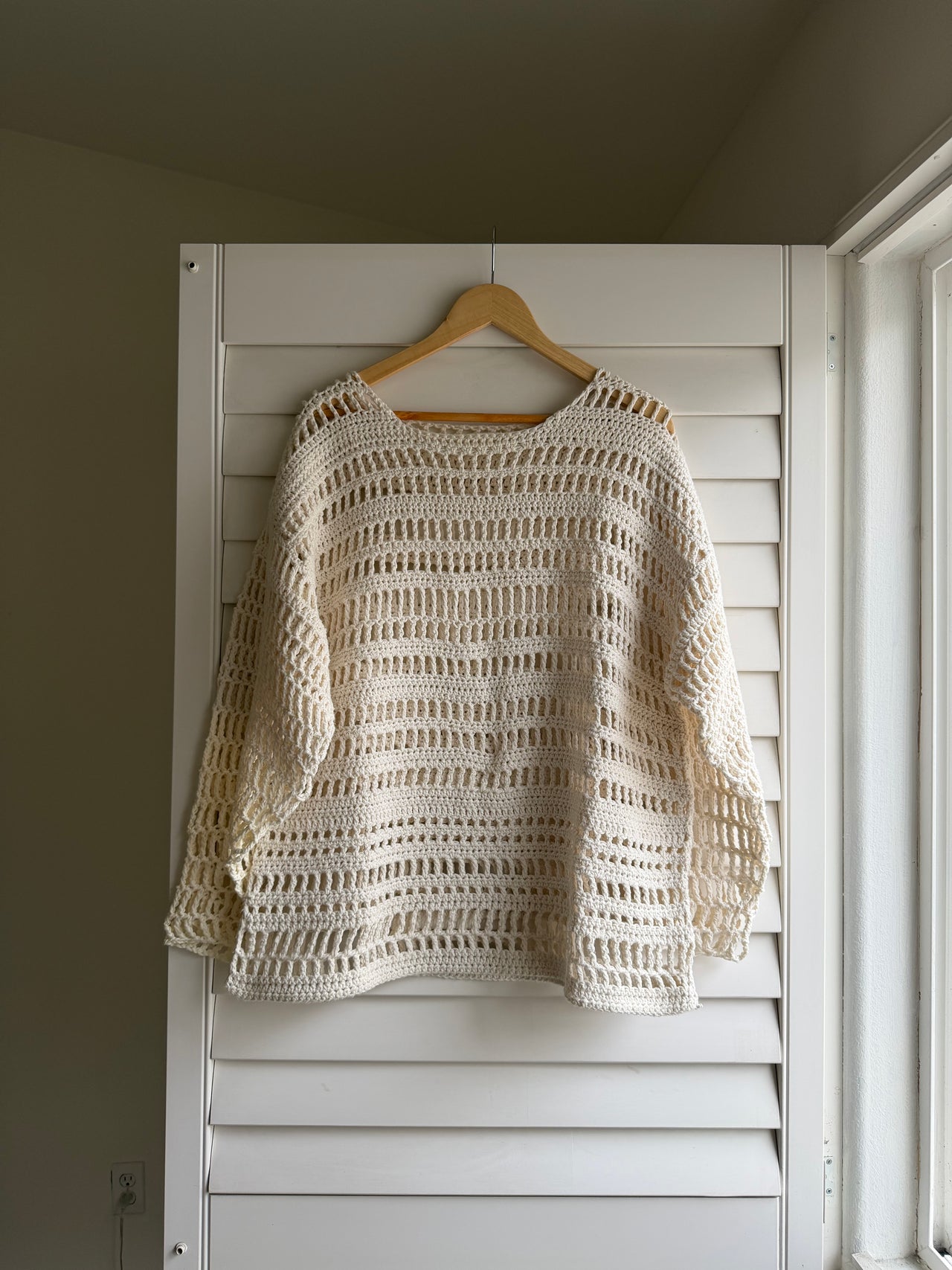 HAND-CROCHET CREAM SWEATER